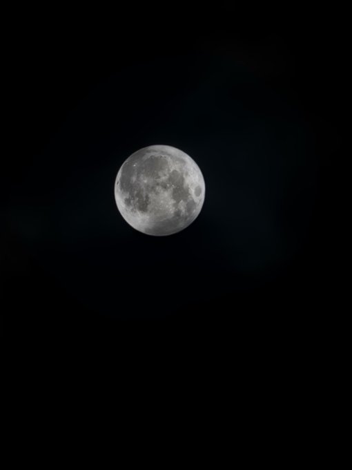 Tell me you have a Samsung Phone without telling me you have a Samsung. #SuperBlueMoon #supermoon @photosbywenger<a href="/tag/bluemoon"class="tags"><span>#bluemoon</span></a><a href="/tag/supermoon"class="tags"><span>#supermoon</span></a><a href="/tag/superbluemoon"class="tags"><span>#superbluemoon</span></a>