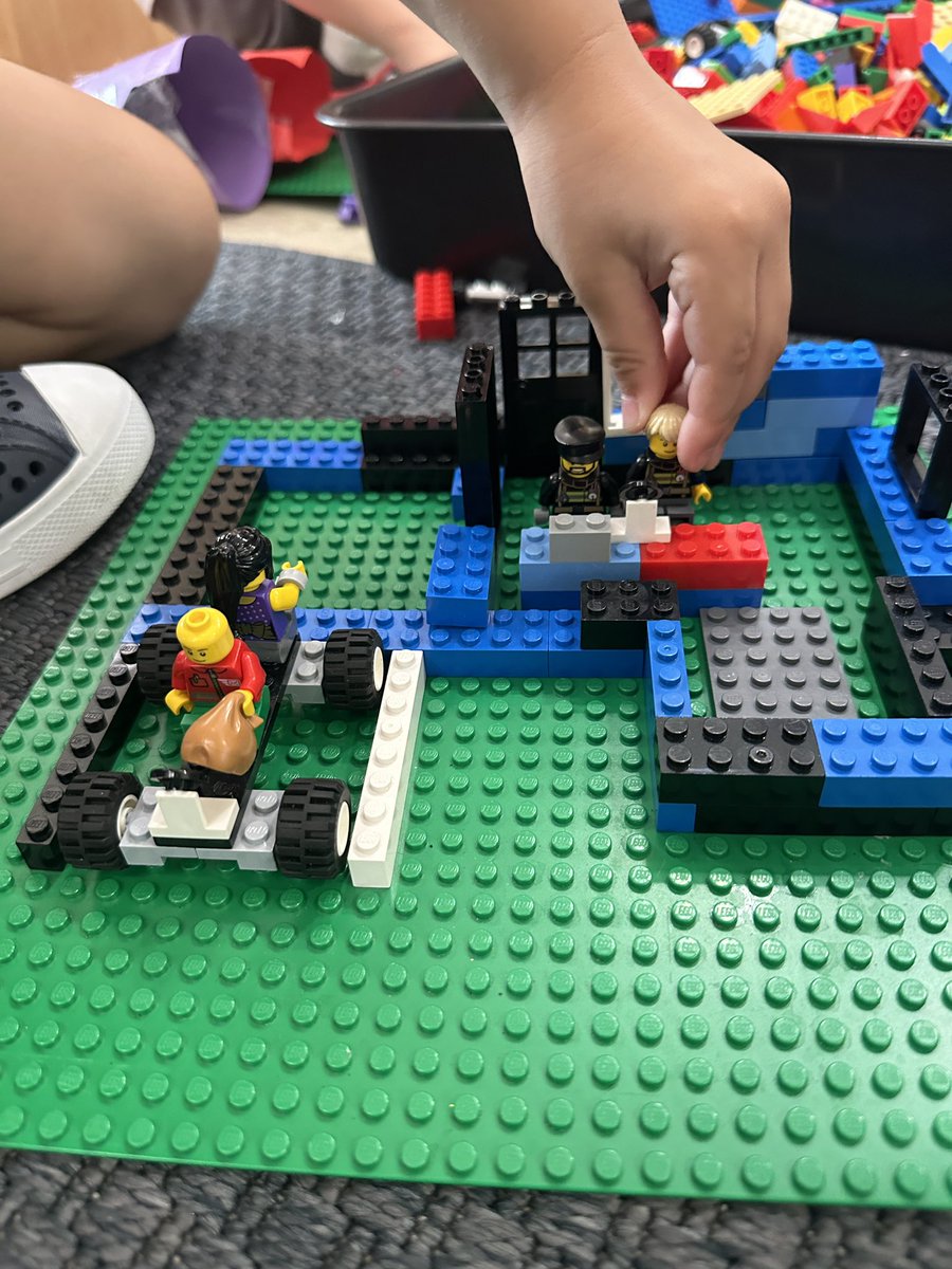 “This is a policemans and he is gonna put him in jail because he’s a bad guy” 

Such a joy having time with the Reception students today. Spot the getaway vehicle! 

#EYMagic
#EarlyYears
#eyfstwitterpals
#EYFS 
#EYmatters
#EYtalking
#EYshare