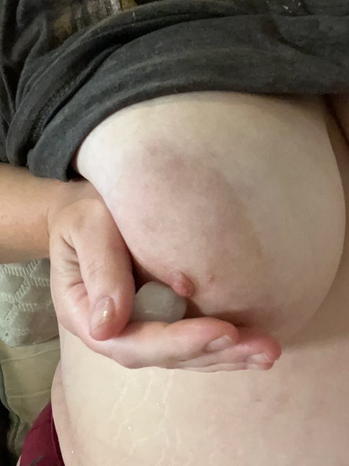 Am I the only lady around here that fantasizes about being with another women?? Never have before but<a href="/tag/sellingcontent"class="tags"><span>#sellingcontent</span></a><a href="/tag/bigtitsmom%D9%90"class="tags"><span>#bigtitsmomِ</span></a><a href="/tag/selling_content"class="tags"><span>#selling_content</span></a>