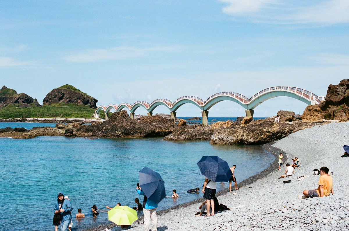 nellywang7's tweet photo. 台灣台東的海岸
台灣本島最漂亮的海岸應該就是東部海岸了，台東更是覺得美。

台東藍

Nikon FM2 
Kodak PORTRA 400
#nikonfm2
#fm2
#フィルム
#フィルム撮影
#フィルム写真
#kodakportra400
#portra400
#Taiwan
#taitung https://t.co/oOEWp4FAjy