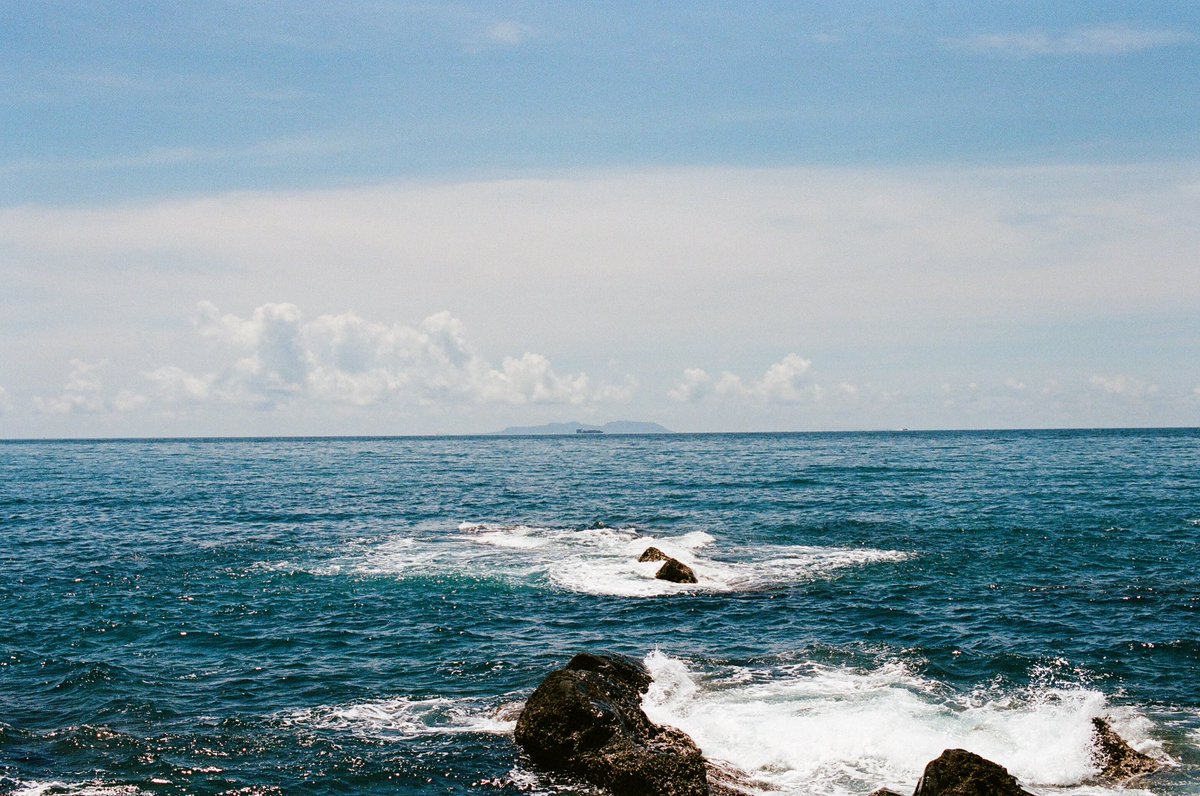 nellywang7's tweet photo. 台灣台東的海岸
台灣本島最漂亮的海岸應該就是東部海岸了，台東更是覺得美。

台東藍

Nikon FM2 
Kodak PORTRA 400
#nikonfm2
#fm2
#フィルム
#フィルム撮影
#フィルム写真
#kodakportra400
#portra400
#Taiwan
#taitung https://t.co/oOEWp4FAjy