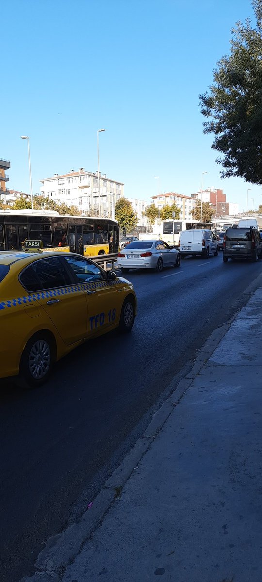 SennaAltun's tweet photo. @iettdestek Gümüşpala mahallesi durağında 146 bekliyorum. Fakat 3 tane 146 arka arkaya yanyoldan geçmek yerine e5ten gidiyor. Yanyoldaki duraklarda bekleyenler neye binecek acaba??? https://t.co/i0Mzo2vZar