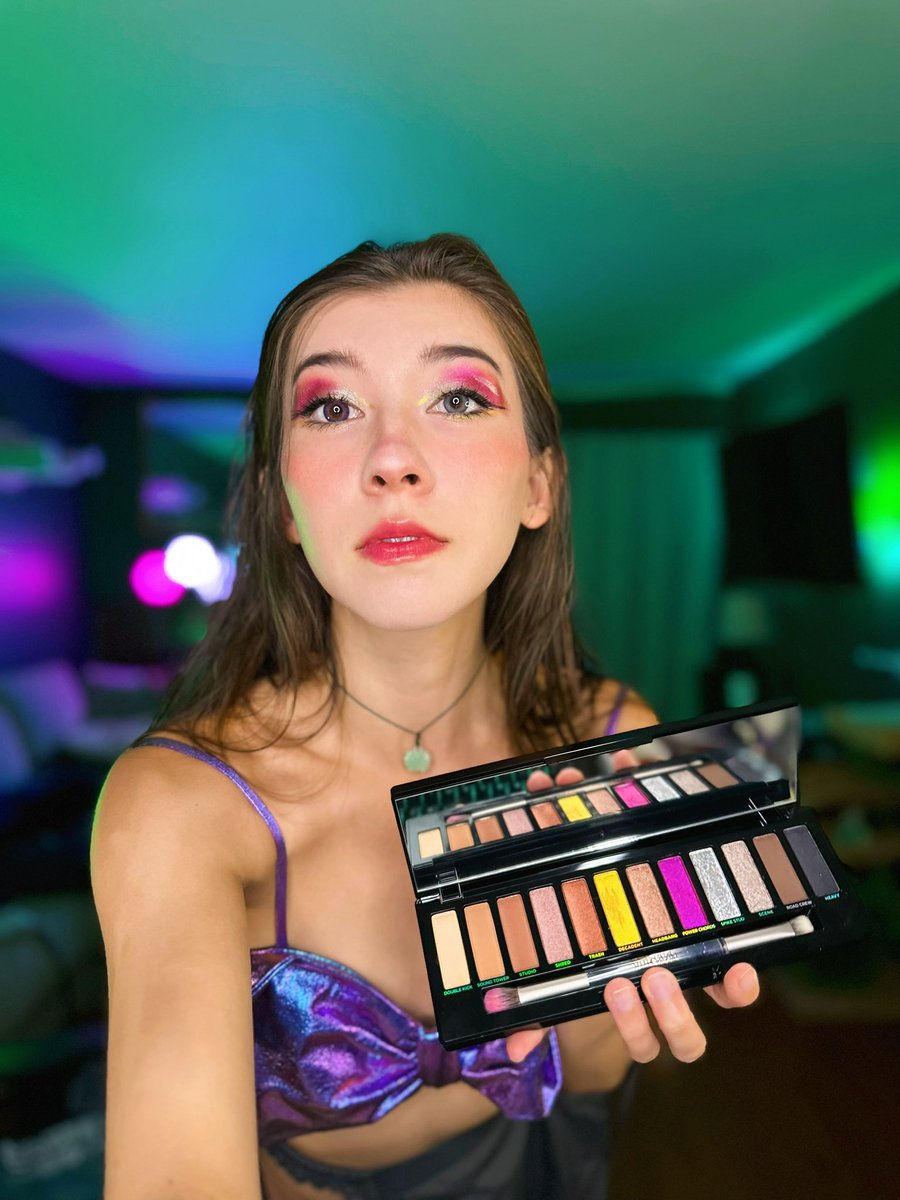 kaisastreams's tweet photo. hey thanks @UrbanDecay for the metal mania naked eyeshadow palette— i think it suits me 🤗💖
#SampleProductReceived ✨ https://t.co/VPWkr4X7Zn
