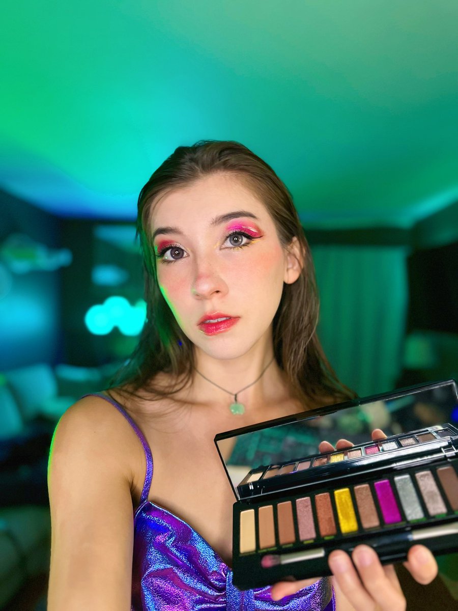 kaisastreams's tweet photo. hey thanks @UrbanDecay for the metal mania naked eyeshadow palette— i think it suits me 🤗💖
#SampleProductReceived ✨ https://t.co/VPWkr4X7Zn