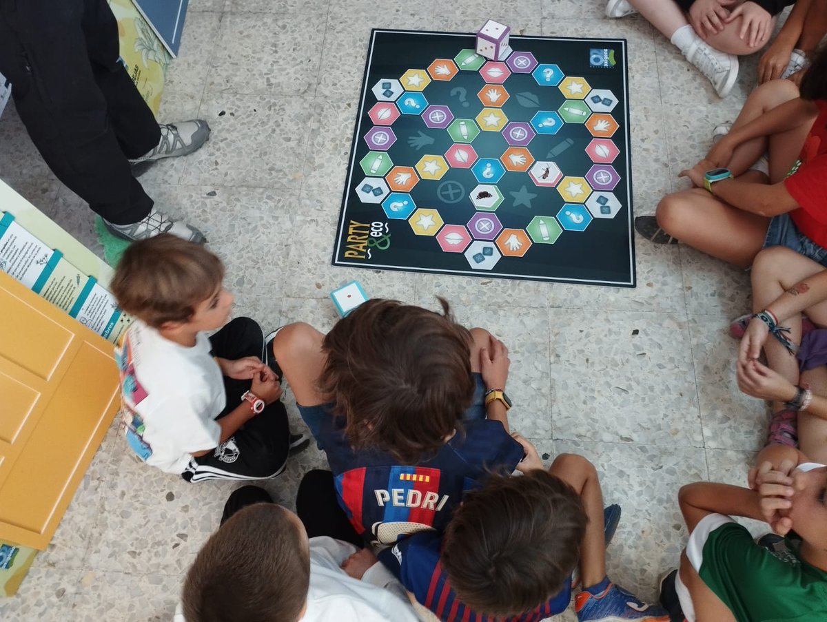 fundacionO2's tweet photo. #Caleruega 
#Burgos      
Nos trasladamos al interior del Ayuntamiento para hacer el taller de polinizadores, pero aun así se disfrutó por pequeños y mayores, un verdadero placer.

@IDJBurgos @FCirculoBurgos @SportiaGimnasio
@mitecogob @empleojcyl @caleruega @CaleruegaTur https://t.co/uBwJlCpAXC