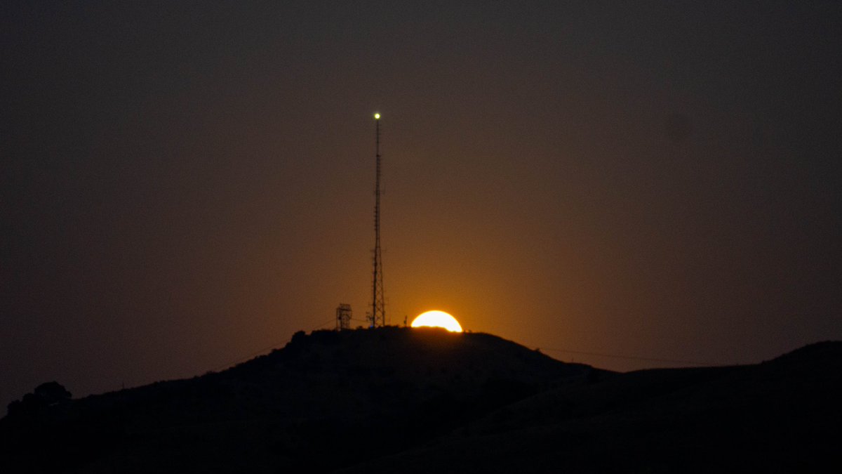 ksjsfm's tweet photo. blue moon setting down near our ksjs tower, coyote point, 🥹 what a view ! @SJSU def has the best college radio station. #ksjsfm #radiotower #sjsu
-
pc: our GM 🤘🏼 @TheJohnMatrix https://t.co/4J89WHtAta
