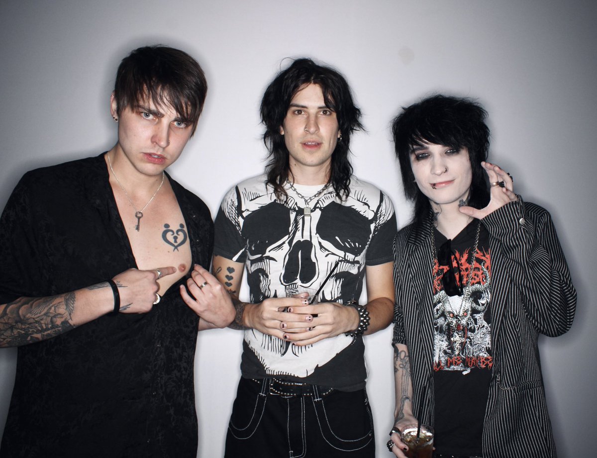 jakewebber's tweet photo. just 3 dudes and a nipple https://t.co/FPRSdY4t6N