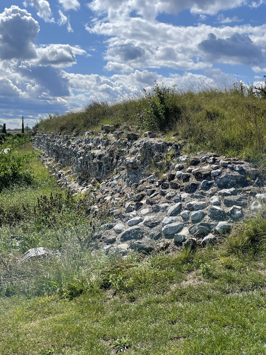 #RomanFortThursday 
Reculver “Saxon Shore” Fort, Kent.
Built towards the end of Roman British occupation at the N end of the Wantsum Channel which once separated Thanet from the mainland. Now partly lost to the sea due to coastal erosion. 📷AH