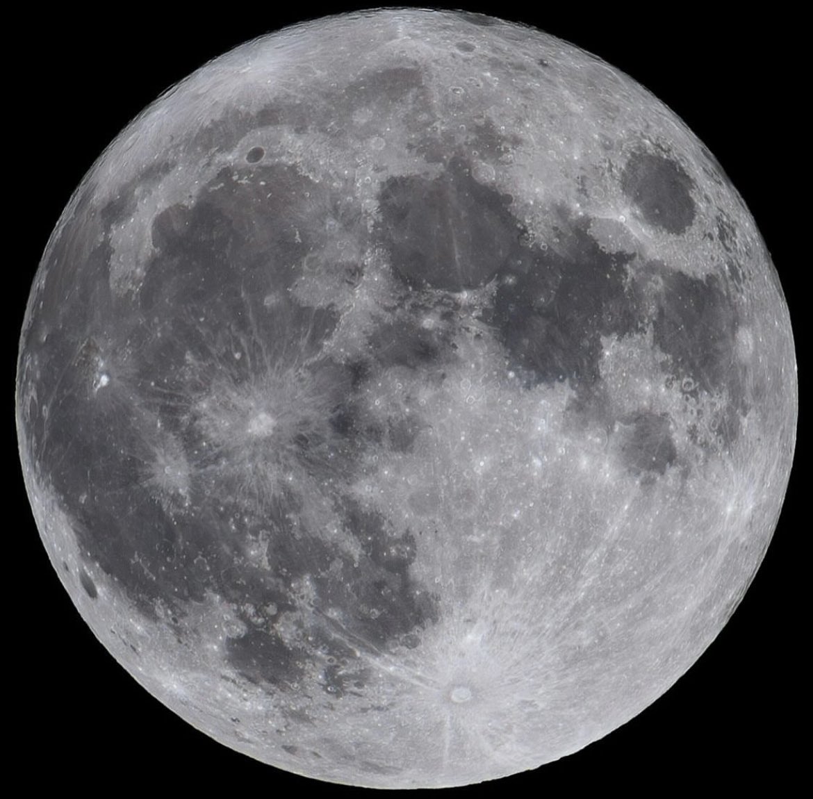 JuliaFloyd_'s tweet photo. Super Blue Moon 🩵 https://t.co/fMcSUPbJRu