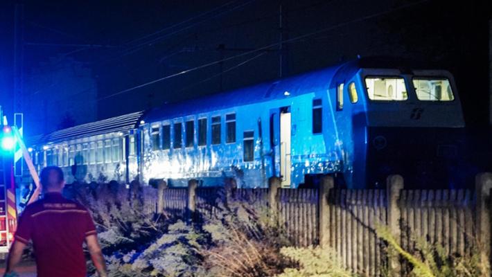 Strage di lavoratori a #Brandizzo, cinque morti investiti sui binari mentre facevano manutenzione. Ditta esterna a #RFI: la #Sigifer di Borgovercelli. Succede di notte, come alla #Thyssenkrupp 16 anni fa, in un Paese che risparmia sulla sicurezza e calpesta la dignità del lavoro