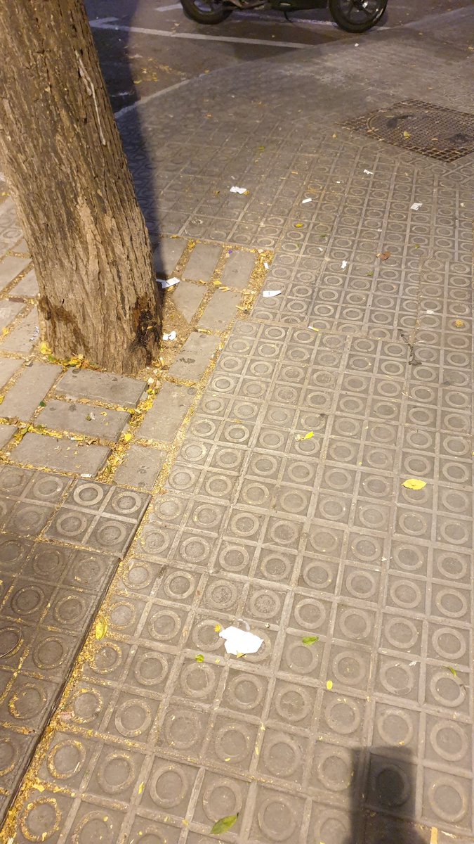 pinpanda44's tweet photo. La brutícia que generen les terrasses de bars i cafeteries qui l'ha de netejar? La mateixa empresa o els empleats de la neteja? #TarragonaBruta https://t.co/RNuwVCzlIq
