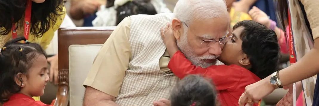 Sushmaspeaks_5's tweet photo. Awww...!!!
This pic is an eyeful one ❤
#Header_update
#Modi https://t.co/UfAROM8u3D