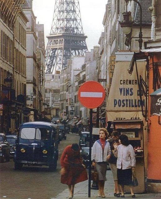 ParisAMDParis's tweet photo. Bonjour, bon jeudi!
😊☕️🥐

Willy Ronis. 
La Tour Eiffel vue de la rue Saint-Dominique 
1957. Paris https://t.co/MjKBQ6nPjl