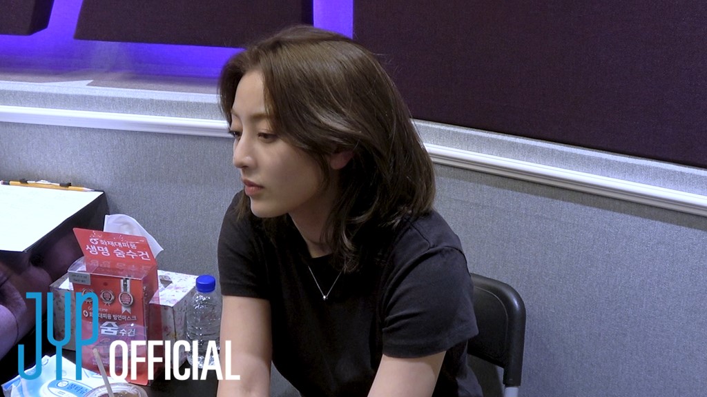 JYPETWICE's tweet photo. JIHYO "Talkin’ About It (Feat. 24kGoldn)" Songwriting &amp; Recording Behind

❤YouTube: https://t.co/gk1yjtXRPV
💚NAVER TV: https://t.co/Fhb2sSqh2w

🔥Listen "Killin' Me Good"
https://t.co/lRTjVgkQcC

#TWICE #트와이스 #JIHYO #지효
#ZONE #KillinMeGood https://t.co/SMxp9KCQAQ