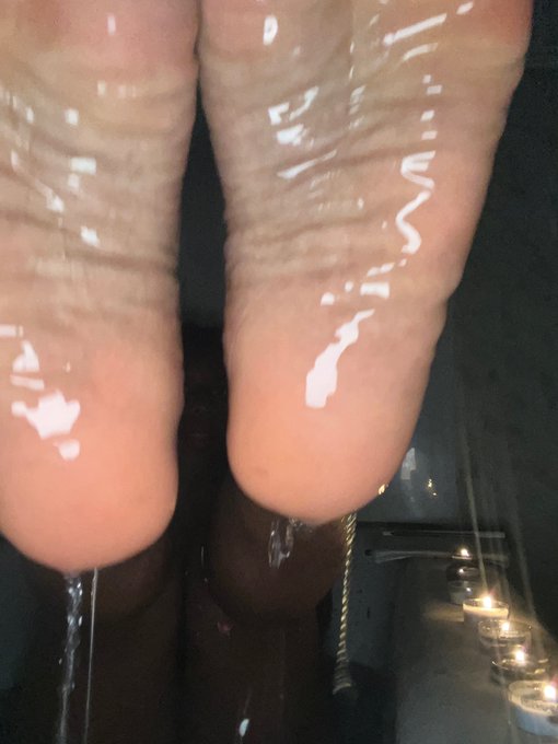 Up enjoying my full moon bath 🥰 https://t.co/Adk5pSMLKA