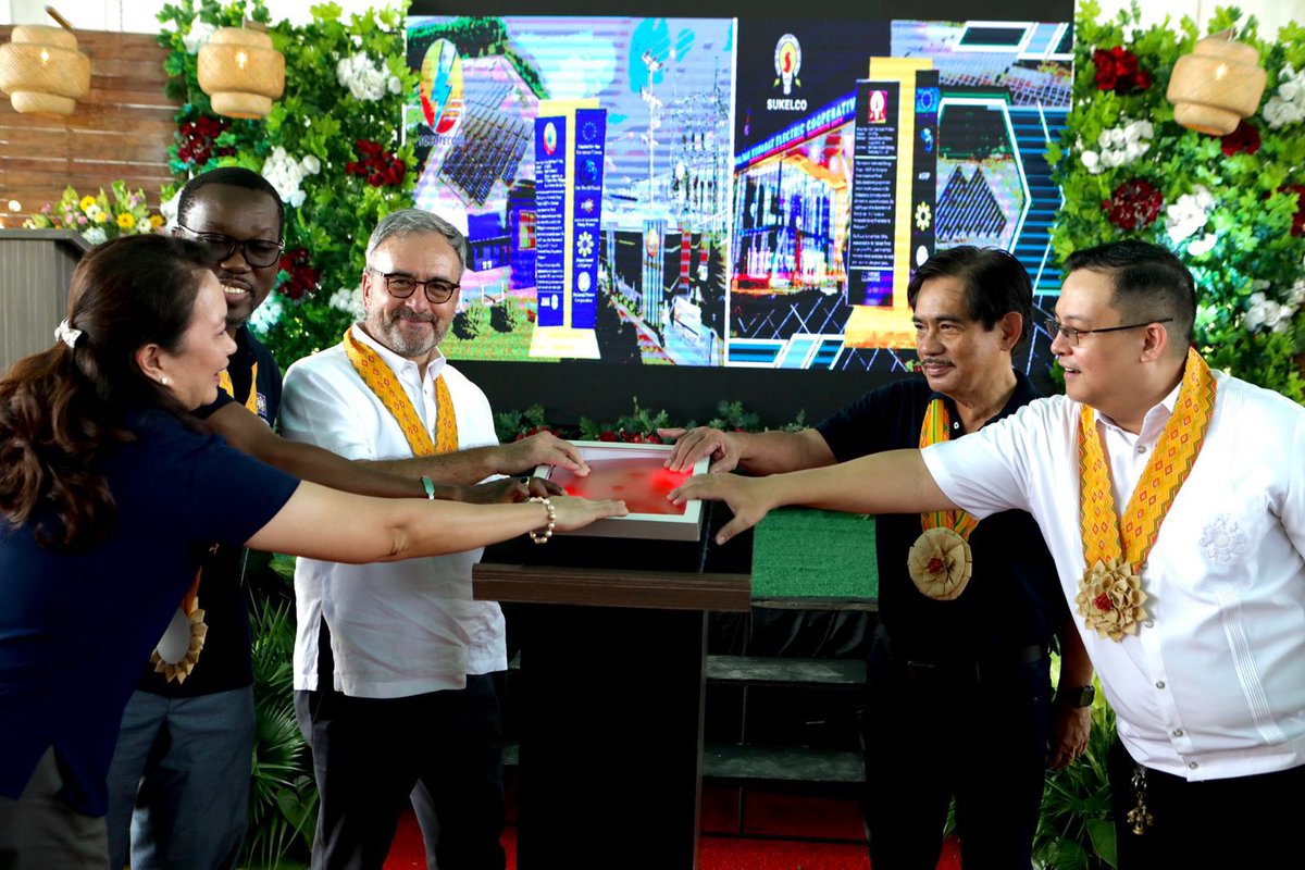 EUAmbPH's tweet photo. The ascent of 🇵🇭 sustainable energy is undeniable! ⚡️

Today is the inauguration of 4 power plants by 🇪🇺, poised to generate solar power to distant communities in Samar and Mindanao. This united stride propels us toward a verdant and enduring tomorrow ♻️
#GlobalGateway https://t.co/clTcZ8pyym
