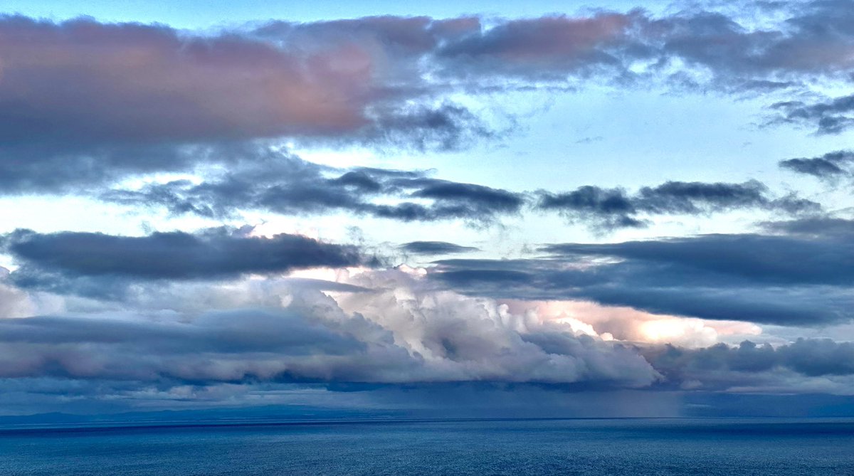 Ly_Ro's tweet photo. Travelling to @UHI_NWH Thurso last night - welcomed by the most incredible Caithness skyscapes and rainbows. @thirsa1 @ThinkUHI https://t.co/me0iYVbrov