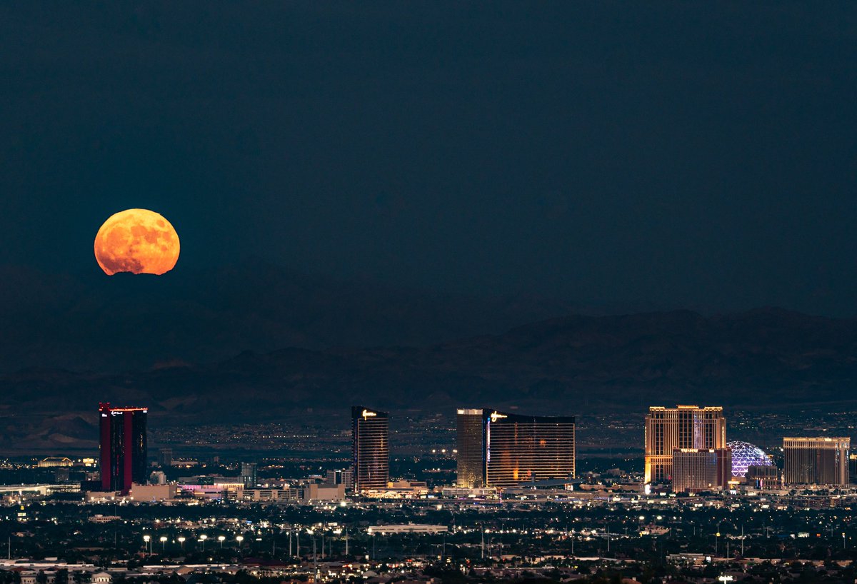 The bluemoon was kinda epic over las vegas tonight #sonyalpha #200600g #nevada