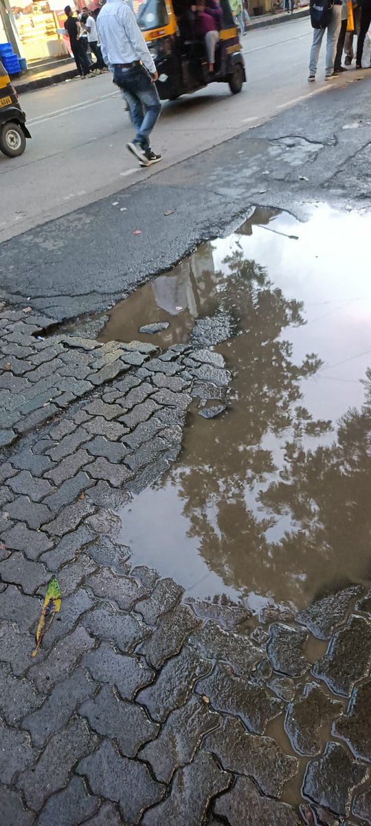 ajay0561's tweet photo. @MCGM_BMC 
Near Bajaj municipal school,
Opposite Kandivali railway station
Please take care🙏 https://t.co/d0aqh4qL5A