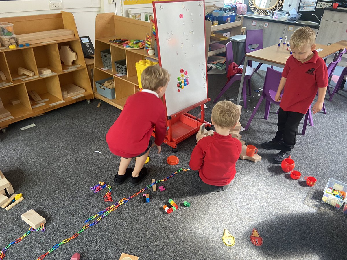 gillyp_dm's tweet image. This little trio were working well together in their play yesterday - building, cooperating, imagining and chatting. It was noticed by some of our visitors. #p1fun #p1play #superherostars