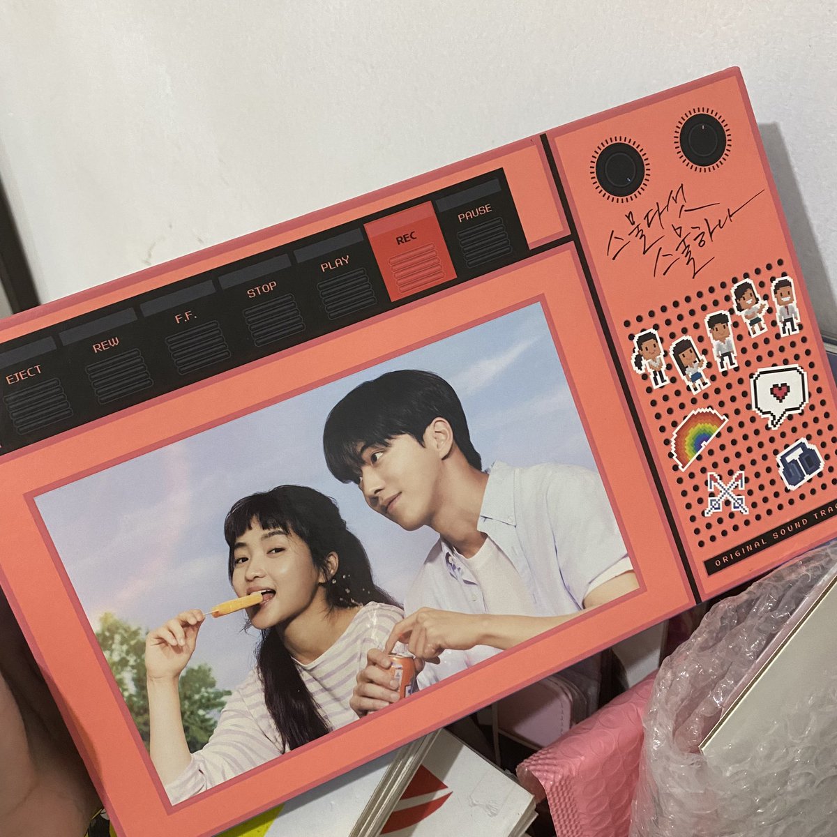 Winniesooj's tweet photo. 🧺 — ꒰ #wanimails ꒱ ♡
◟ ♡ done watching 2521 kdrama yesterday and finally! got my hands on na sa ost album AAAA my heart ❤️🩹 tysm po! super affordable and ang fast ng delivery kamsamii
୨୧. @gogogo_ph https://t.co/xTlcw5qxke