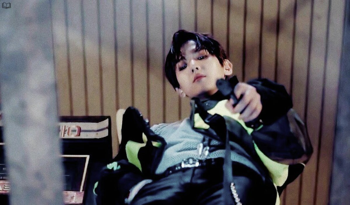 baekdoo5612's tweet image. 적인 줄 알고  무기들었는데 귀여운 깜냥수인애인

- ..냐?
- 자기야 깜짝 놀랬잖아

당연히 나갔을 시간이고 아무도 없을 집ㅇㄹ텐데 제 손등을 건들이는 것 때문에 예민해진 백.
어제밤 오랜만에 지독하게 괴롭힘 당해서 움직이지도 못하게 만들었으면서.. 삐져서 무기 겨누고 있는 손등 콱 물기.