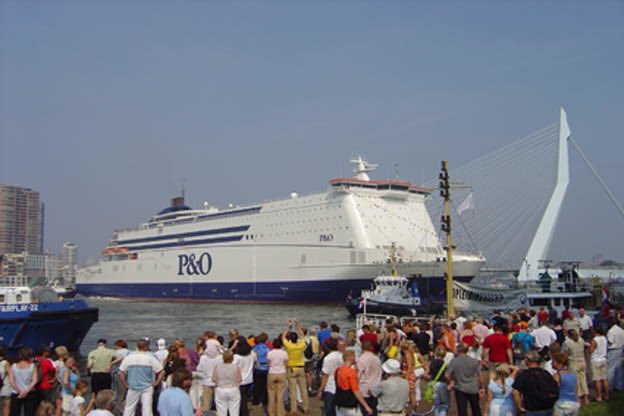 Traditiegetrouw bezoek van P&amp;O aan de Erasmusbrug tijdens de Wereld Havendagen
<a href="/Wereldhavendgn/">Wereldhavendagen Rotterdam</a>   <a href="/pandocruises/">P&O Cruises</a>
Cruise Agenda Rotterdam 2023  bit.ly/34hPEqu
(Foto: Pride of Rotterdam, 2004)
