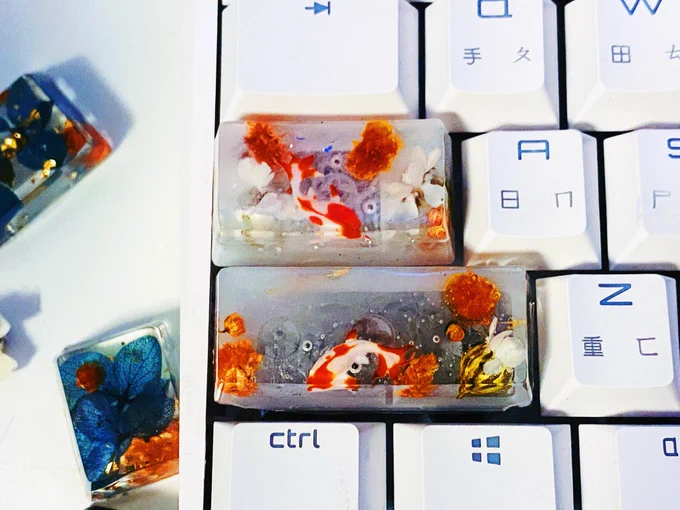 做出ㄌ自己覺得很漂亮也沒有跟外面工廠撞款式ㄉ鯉魚鍵帽⋯⋯失敗三千次終於做出一顆漂亮的鍵帽真的太快樂⋯⋯ 