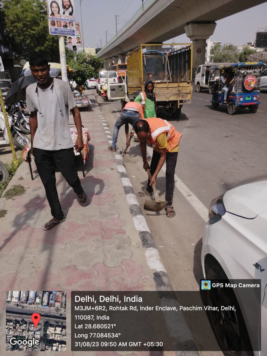 Cleaning of kerb Channels at Paschim Vihar Rohtak Road by #PWDDelhi for G20Preperations #PWDDelhiG20Summit #G20Summit #G20PublicWorksDept @LtGovDelhi @MoHUA_India @AtishiAAP @Shashanka_IAS @CMODelhi