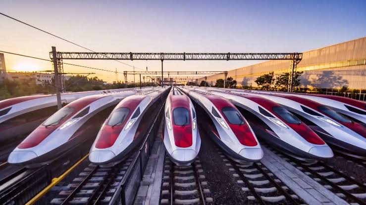 Jakarta-Bandung High-speed Railway 🛤 👇🏻 After years of anticipation, Southeast Asia's first high-speed rail, Indonesia's high-speed rail is set to launch in October 2023, connecting Jakarta and Bandung in just 45 minutes – a feat that usually takes 3 hours by regular train.