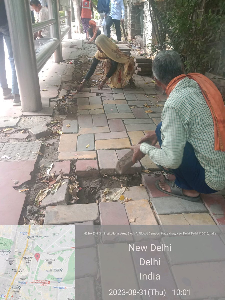 Cleaning and Repairing of Footpath at August Kranti Marg by #PWDDelhi for G20Preperations #PWDDelhiG20Summit #G20Summit #G20PublicWorksDept @LtGovDelhi @MoHUA_India @AtishiAAP @Shashanka_IAS @CMODelhi