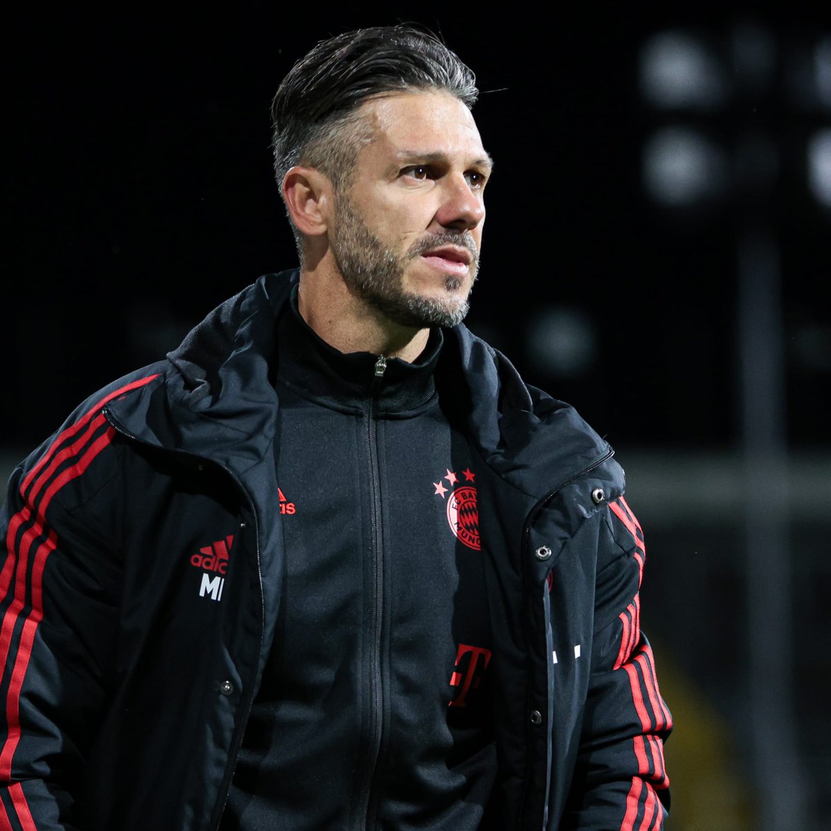 Cuando voy a ver a mi hijo jugar me alejo a un rincón y opino poco y nada.
Para eso está su entrenador. Le preguntó si se divirtió, porqué si no se divierte con 13 años estamos en el camino equivocado. No hay que exigir un rendimiento a esas edades.

Martín Demichelis