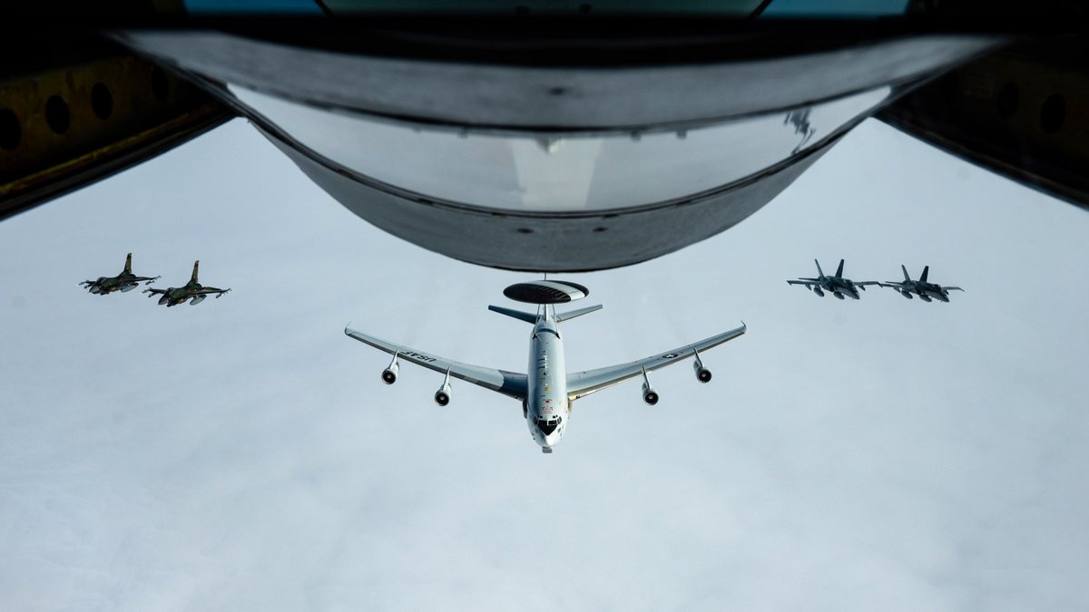 NATO_AIRCOM's tweet photo. #NORAD aircraft from 🇺🇸&amp;🇨🇦 are enhancing their ability to detect &amp; deter against potential threats to North America &amp; the Arctic Region in Op Noble Defender

Demonstrating @NORADCommand's ability to maintain mission readiness while operating in the most challenging of conditions https://t.co/Cbhy3G66KP