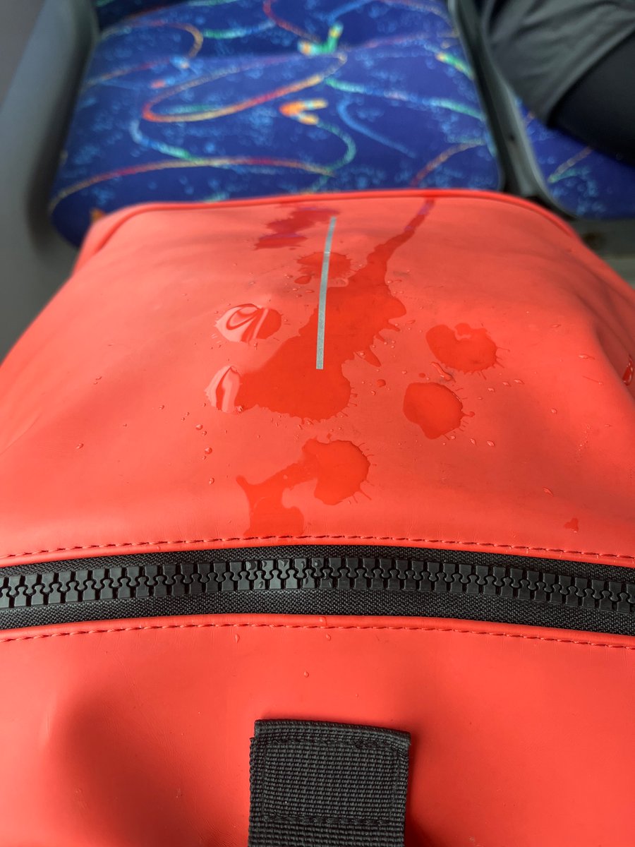 KarstaTeja's tweet photo. @Rigassatiksme_ trolejbuss 29200. Tek no jumta. Aizmugurē, kreisajā pusē, virs 2 pret 2 krēsliem. Labi, ka ne uz galvas 😅 https://t.co/sFkE1jAZ9d