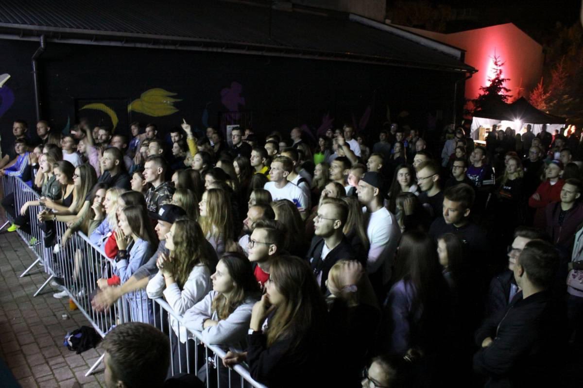 SzaleniecSzymek's tweet photo. 5 lat temu drugi koncert Kękę w Łowiczu! 🎤
W 2018 roku do Łowicza zawitał po raz drugi Kękę, który zapełnił łowicki dziedziniec i zadbał o świetną zabawę wśród młodzieży 😃
Świetna inicjatywa!
📸 https://t.co/5UzJ67a24c #lowicz #keke #laczynaslowicz https://t.co/qtqwu7d2AA