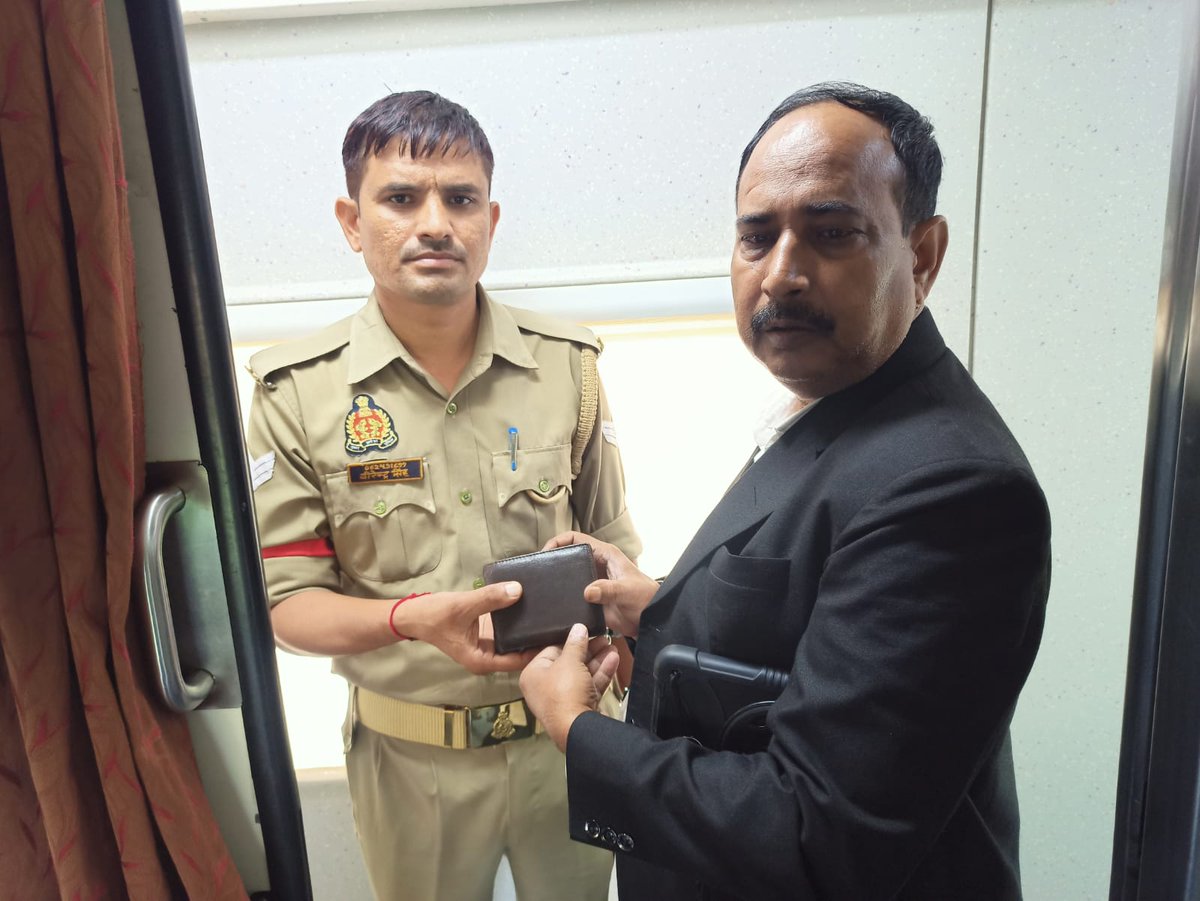 टिकट चेकिंग स्टाफ द्वारा किया गया सराहनीय कार्य। <a href="/AshwiniVaishnaw/">Ashwini Vaishnaw</a> <a href="/drmncrald/">DRM PRAYAGRAJ, NCR</a> <a href="/irtcso/">IRTCSO</a> <a href="/RailMinIndia/">Ministry of Railways</a> <a href="/srdcm_prayagraj/">Senior DCM Prayagraj</a> <a href="/GMNCR1/">GMNCR1</a>