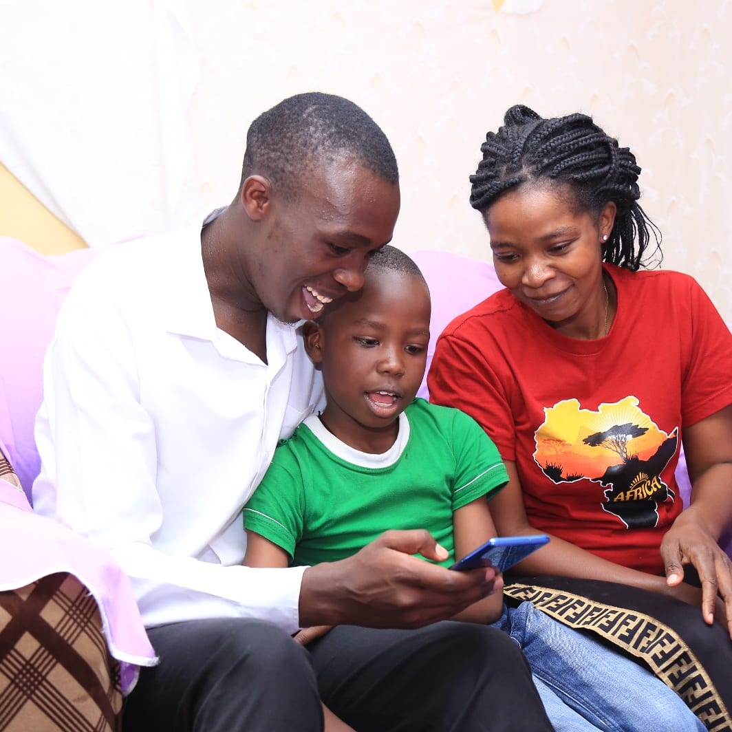 Because the family that reads together not only stays together but also had the best stories to tell.
Bebooksmart.com