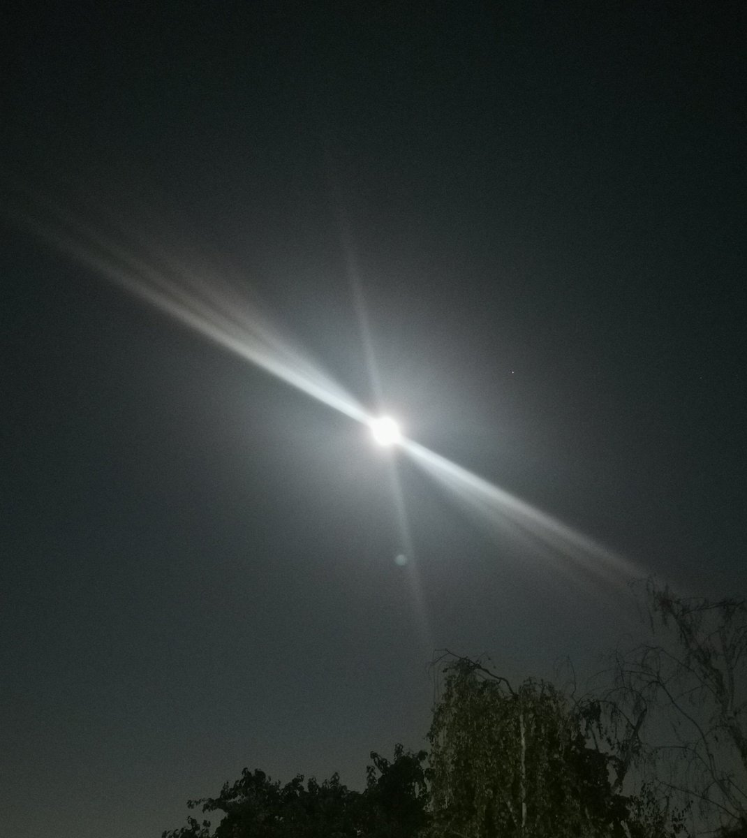CreativityLogic's tweet photo. 🌕 #SuperBlueMoon https://t.co/gztKeTi0go