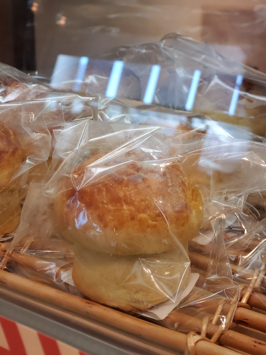 hirakata_tsite's tweet photo. 【#今日の美味しいもの】
パン・焼菓子「BEER CAKES」
ビール醸造後に出る麦芽粕を、
小麦粉の代用になる麦芽粕粉「Super flour」にして、
パンや焼菓子が作られています!
食物繊維とタンパク質が豊富で、なおかつ低カロリー!
クッキー缶はテトリス並みにびっちり🍪
#枚方 #beercakes https://t.co/UMlJiD0GHc