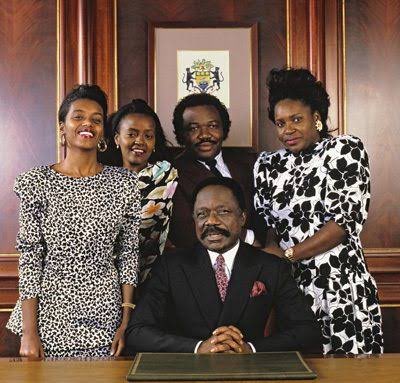 وأنت تتابع وصلة القلق العالمي مع انقلاب #الغابون، تذكر أن هذه العائلة حكمت بالفساد 55 سنة: الأب 43 سنة والابن 11. الغابون من أكبر 5 دول مصدرة للنفط في أفريقيا وثاني أكبر مصدر للمنغنيز في العالم، وشركات النفط والتعدين الفرنسية تنهب الثروات في حين يعيش نحو 40% من الشعب بفقر مدقع.