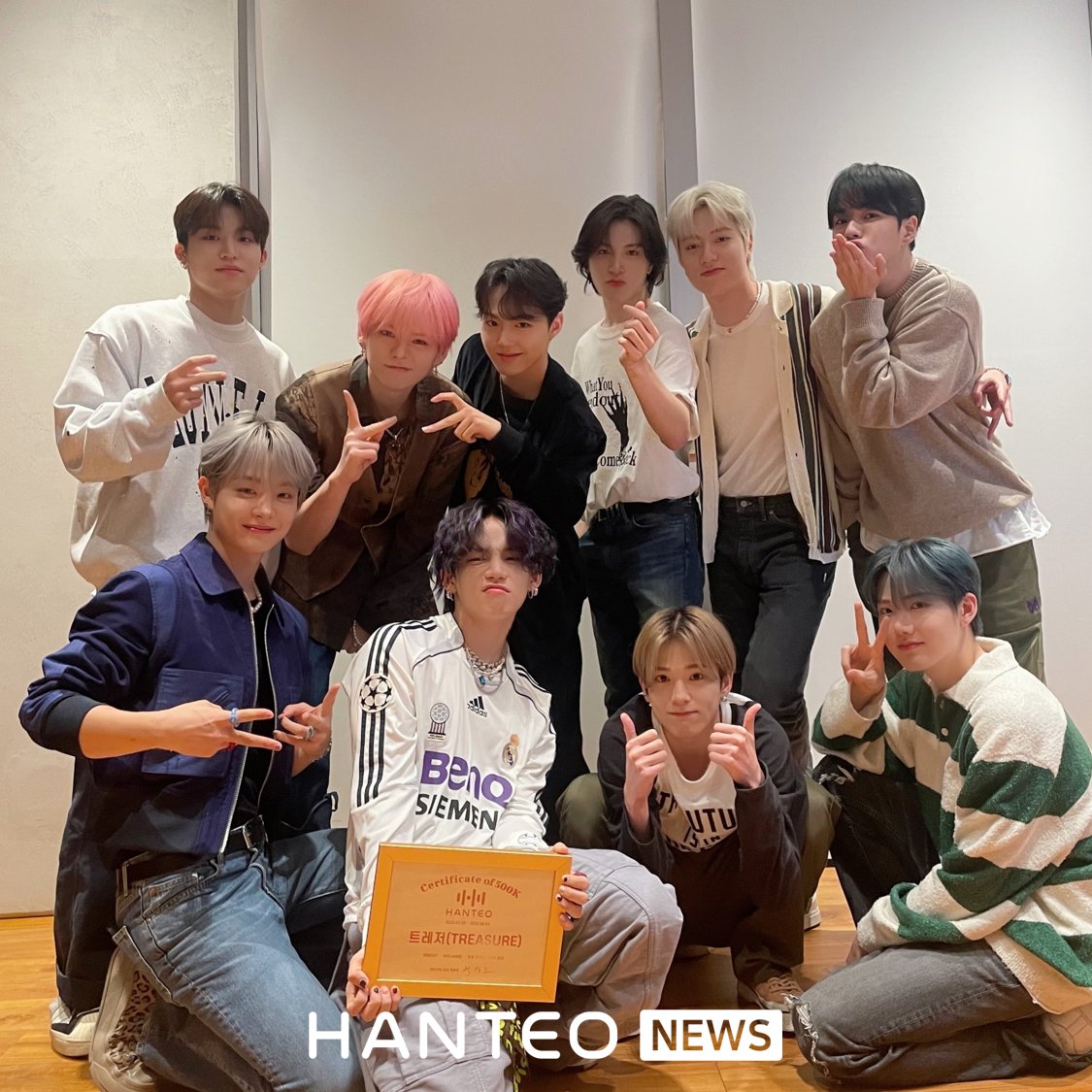 HanteoNews's tweet photo. 트레저, 정규 2집 ‘REBOOT’로 커리어 하이 → 한터차트 골드 인증패 수상! (한터차트 공식)

#트레저 #TREASURE #REBOOT
#초동 #HanteoChart 
#트레저_한터차트인증패 #TREASURE_HanteoCertificate
@ygtreasuremaker

기사🔗https://t.co/mPY9YLvBmD https://t.co/1WAwoyGUvx