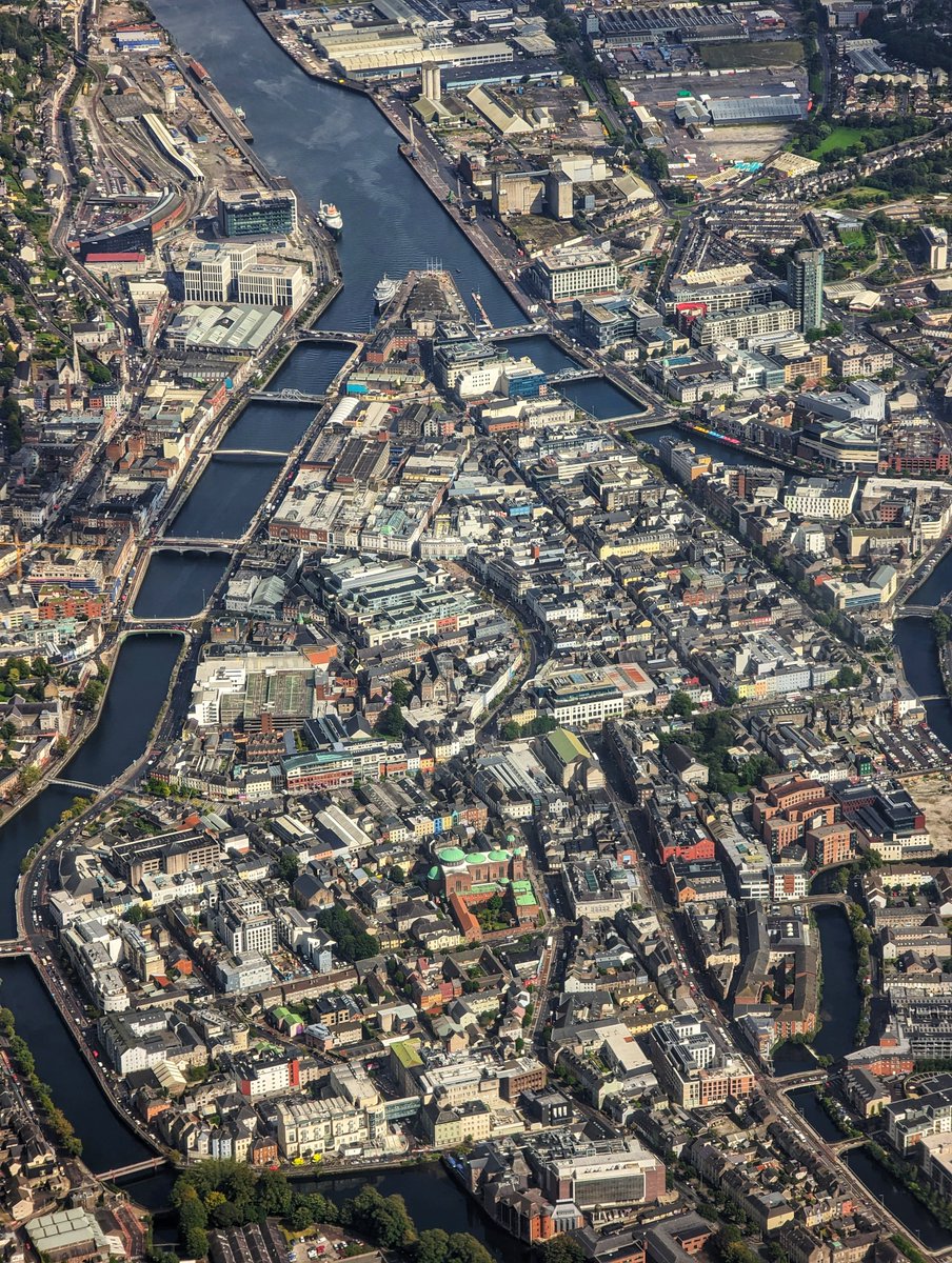 Alanpbarry's tweet image. Cork City from the sky! #CorkCity 

Thanks @Ryanair for keeping the windows on EI-EBX so clean, and @madebygoogle for having a class camera on the Pixel 7 Pro 😀
