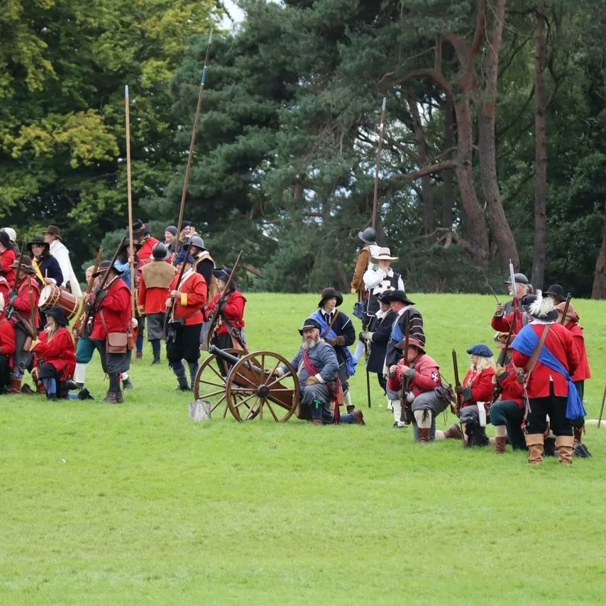 CongletonMuseum's tweet image. There will be two Civil War soldiers, two musketeers, and two civilians in the museum on Saturday. 

Here are some images of them in battle from last weekend.

📷 Rhodri Ross, Earl of Manchester's Regiment. Margam Park

#thesealedknot #freeevent #congleton