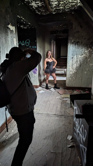 Backstage shooting du jour 📷  #urbex #shooting #laetiluxure #laeti_luxure https://t.co/Gon1QlT2aN<a href="/tag/urbex"class="tags">#urbex</a><a href="/tag/shooting"class="tags">#shooting</a><a href="/tag/laetiluxure"class="tags"><span>#laetiluxure</span></a><a href="/tag/laeti_luxure"class="tags"><span>#laeti_luxure</span></a>