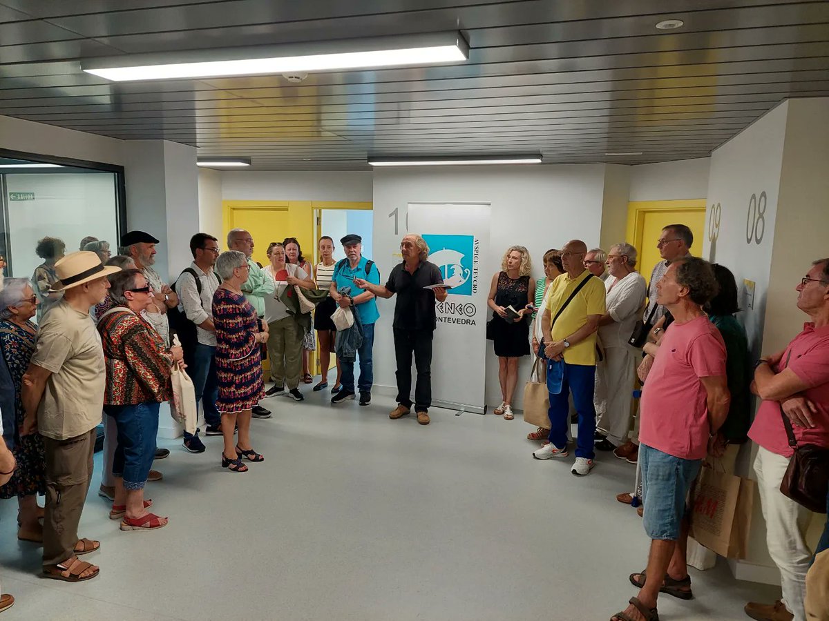 PSOEPonte's tweet photo. 📚 A Xunta de Galicia do PP consumou esta mañá a súa represalia contra a cultura pontevedresa, ao deixar sen sede ao Ateneo de Pontevedra 

🎭 O colectivo cultural máis importante da cidade respostou a esta aldraxe cun acto poético protagonizado por Ana Corzo e Carmen Quinteiro https://t.co/G7suPeuGao
