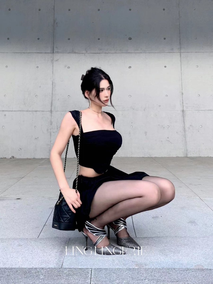 如都市里傲然生长的黑色玫瑰
🖤性感冷艳 傲娇矜贵
让万物臣服于动人魅色✨

云缎™柔滑细腻，通透均匀
至薄至透，纵享裸感轻盈
性感而清新，自成绝色

「云缎™」0.2D无缝款
让性感表露无遗
🔗https://t.co/kK8AbVPW8T

#绫天生丝滑 #绫丝袜 #绫 #绫天猫旗舰店 #丝袜 #丝袜控 #パンスト #ストッキング https://t.co/C5IAU21Myf