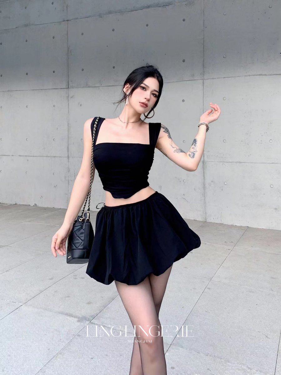 如都市里傲然生长的黑色玫瑰
🖤性感冷艳 傲娇矜贵
让万物臣服于动人魅色✨

云缎™柔滑细腻，通透均匀
至薄至透，纵享裸感轻盈
性感而清新，自成绝色

「云缎™」0.2D无缝款
让性感表露无遗
🔗https://t.co/kK8AbVPW8T

#绫天生丝滑 #绫丝袜 #绫 #绫天猫旗舰店 #丝袜 #丝袜控 #パンスト #ストッキング https://t.co/C5IAU21Myf