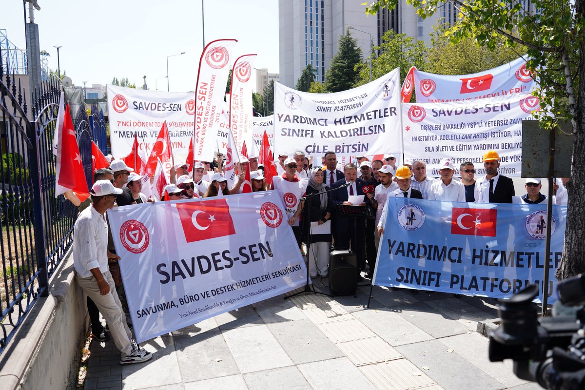 Tuncay_Cengiz_'s tweet photo. 31 Ağustos 2023 Perşembe günü Saat 12:00’da Çalışma ve Sosyal Güvenlik Bakanlığı önünde, YARDIMCI HİZMETLER SINIFI PLATFORMU ile birlikte "7'NCİ DÖNEM TOPLU SÖZLEŞME KARARLARININ YETERSİZLİĞİ, HAKEM HEYETİ KARARININ PİYASA GERÇEKLERİNE UYGUN OLMASI VE YARDIMCI HİZMETLER SINIFININ KALDIRILMASI" konulu basın açıklamamızı yaptık, basiretsizlik ve beceriksiz örneği toplu sözleşme süreci ile sonrasında yapılması gereken torba yasa vb. çalışmalara ilişkin görüş ve tekliflerimizi kamuoyu ile paylaştık.

Bununla birlikte, açıklanan Hakem Heyeti kararı hüsran olmuştur. Bu kararı yeterli görmemiz de imkansızdır.

Gelinen durumda, toplu sözleşme masası treni kaçmış, fırsat heba edilmiştir.

Sonuç olarak, toplu sözleşmenin yöntemini ve mevzuatı ile hakem heyetinin varlığını ve yapısını, sendikal mücadeleye uygun bulmuyor, örgütlenme özgürlüğünün ve demokratik kuralların geçerli olduğu yeni bir düzenleme ve grev hakkı verilmesini istediğimizi belirtmek istiyorum.

01 Ağustos 2023 tarihinde başlattığımız eylem ve saha çalışmalarımızı, sonuç alınıncaya kadar kararlılıkla sürdürecek, haklı davamızda üyelerimizin sesi ve sözü olmaya devam edeceğiz.

@tcbestepe 
@csgbakanligi 
@savdessendikasi 
@YardHizPlatform 
#MemurHakkınıİstiyor 
#YardımcıHizmetlerSınıfı 
#KaMuhendisiMagduriyetineSon 
#KamuSefleri 
@yguder
@SGKPersoneli