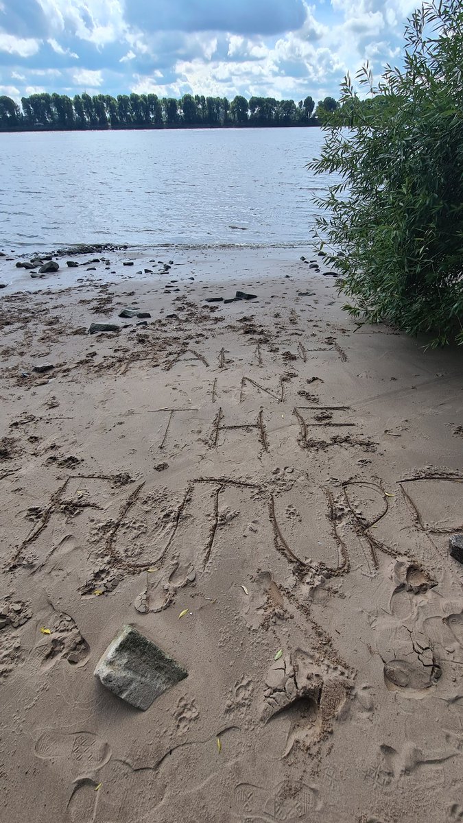 laufeys0n's tweet photo. whoever drew this on the beach in Hamburg, I love you
#FaithInTheFutureHamburg https://t.co/EnyBxcQzPS