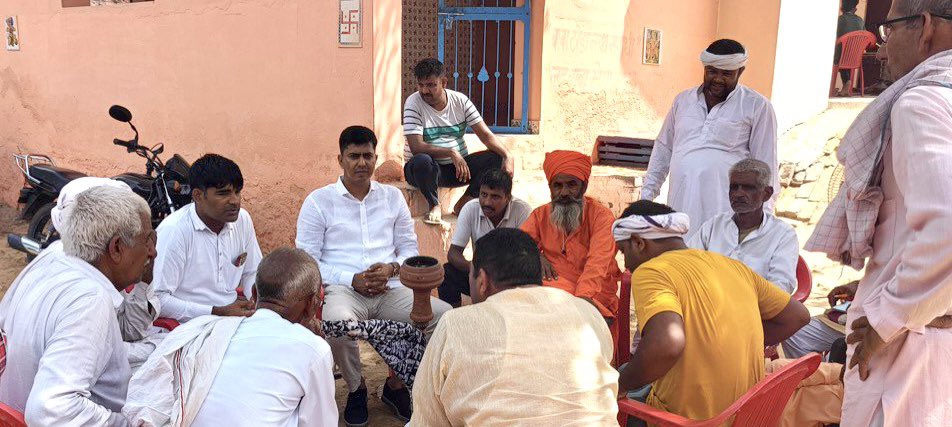 MahadevBalali's tweet photo. गाँव मन्दौला में बाबा बुज़न नाथ जी की याद में हो रहे है जागरण व भण्डारे में जाने का सौभाग्य प्राप्त हुआ और प्रसाद ग्रहण कर बाबा बुज़न ��ाथ का आशीर्वाद लिया।

सभी मन्दौला ग्रामवासियों से मिले मान सम्मान के लिए दिल से आभारी हूँ। https://t.co/lxJkDuM0TL